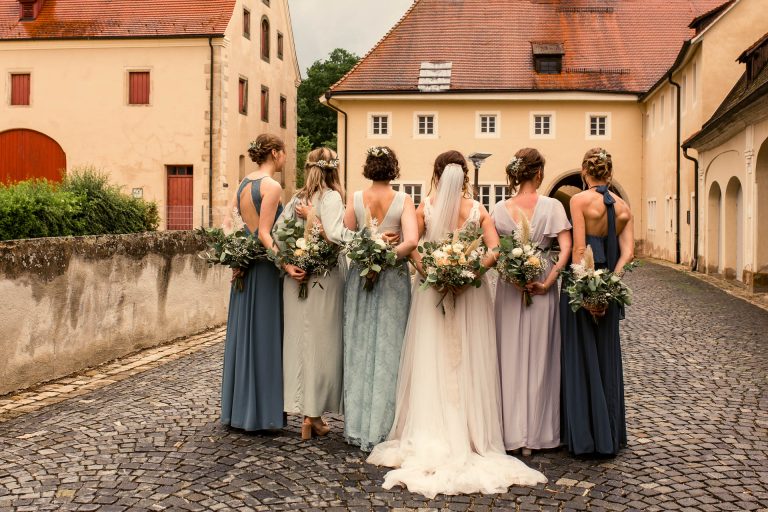 Brautjungfern mit Braut auf Schloss Ellwangen