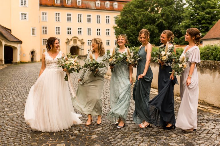 Brautjungfern mit Braut auf Schloss Ellwangen