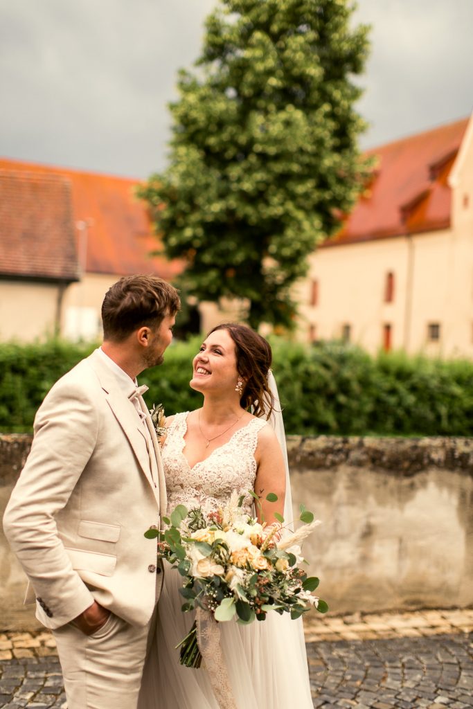 Brautpaarshooting im regen auf Schloss Ellwangen