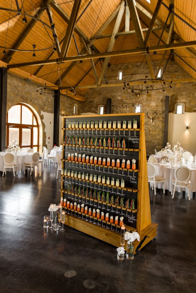 Sektwand und Champagnerwall in der Eventscheune Gut Ludwigsruhe