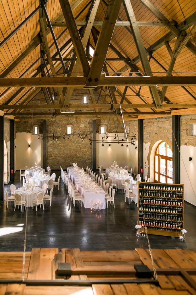 Modern und rustikal heiraten in Hohenlohe in der Eventscheune Gut Ludwigsruhe bei Langenburg