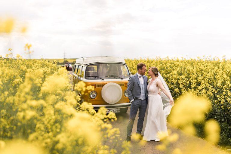 Brautpaarshooting mit gelbem VW Bulli von Hochzeitsfotografin Daniela Knipper