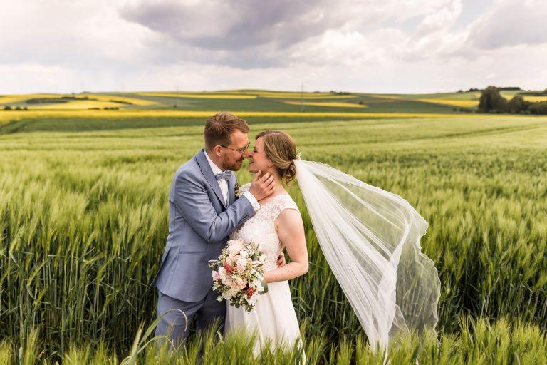 Brautpaarshooting im Rapsfeld mit Hochzeitsfotografin Daniela Knipper