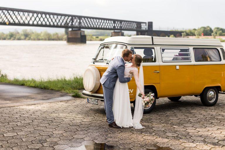 Brautpaarshooting mit gelbem VW Bulli von Hochzeitsfotografin Daniela Knipper