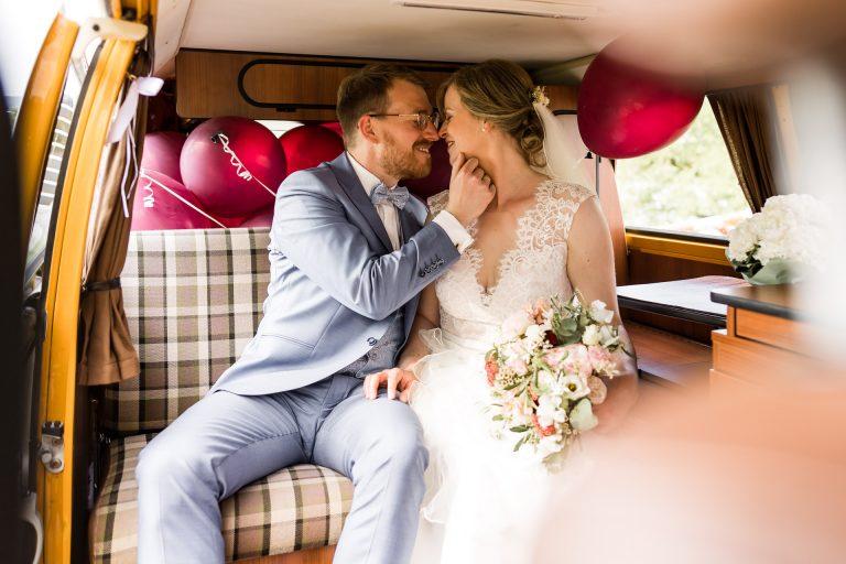 Brautpaarshooting mit gelbem VW Bulli von Hochzeitsfotografin Daniela Knipper