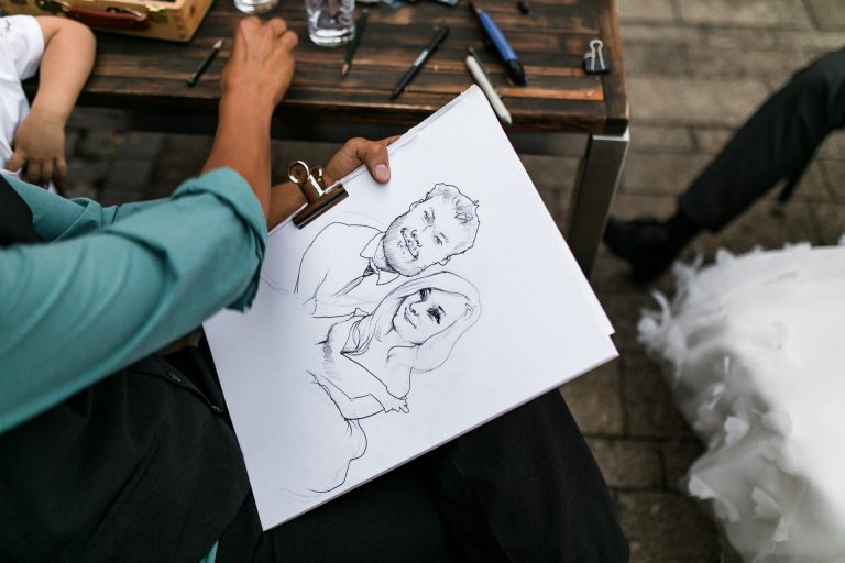 Ein Maler zeichnet die Gäste auf einer Hochzeit