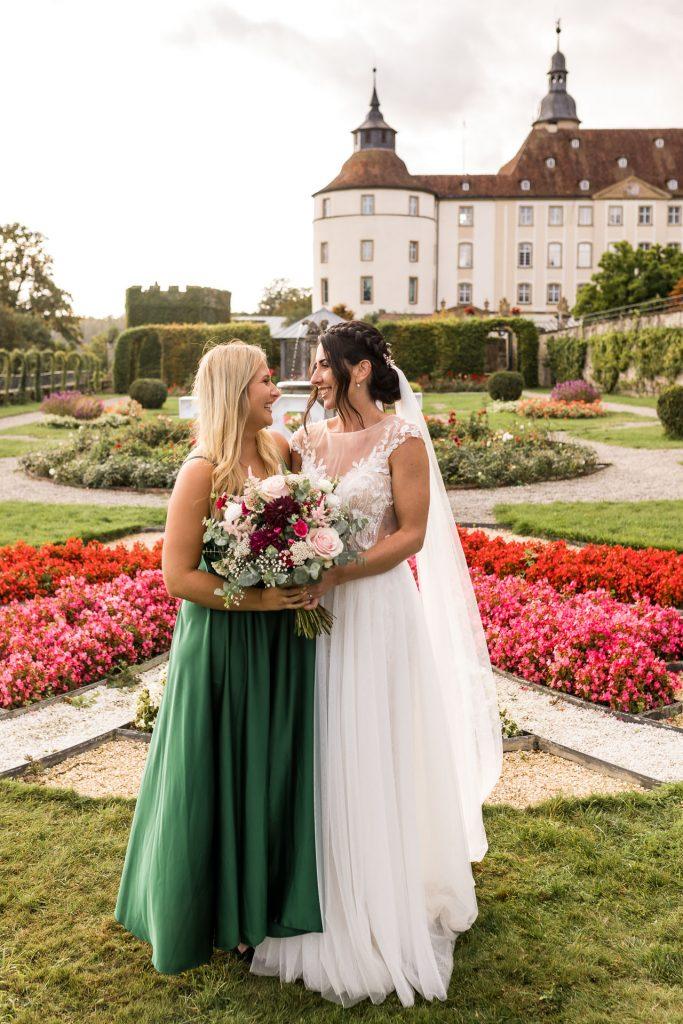 Brautjungfern bei Gruppenfotos bei Hochzeit auf Schloss Langenburg