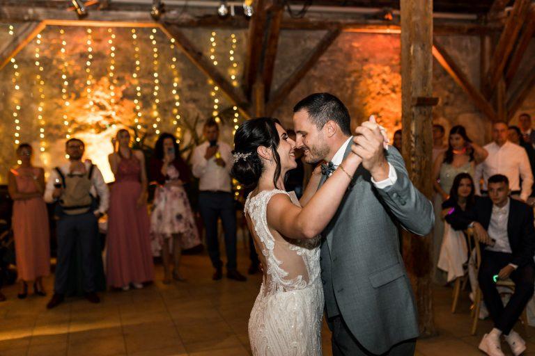 Hochzeitstanz mit Lichterkette