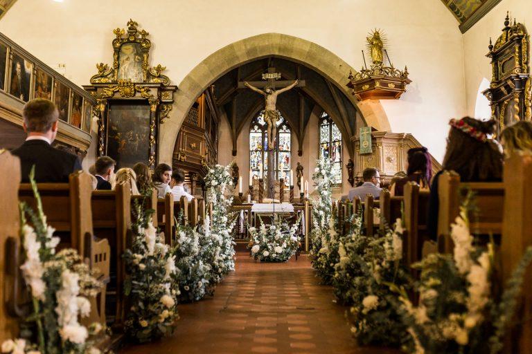Blumendekoration bei Hochzeit in der Kirche