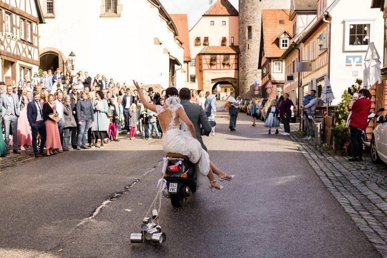 Vespa für die Hochzeit mit Dosen