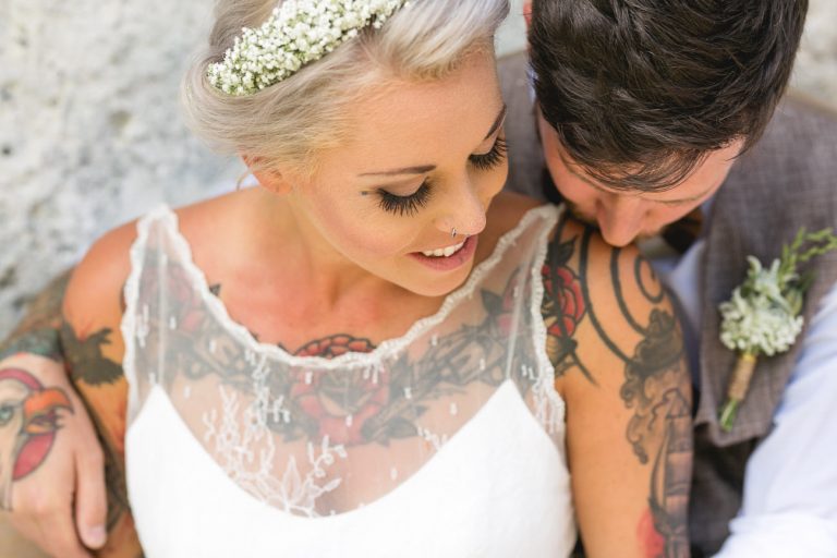 Tättowierte Braut im Brautkleid