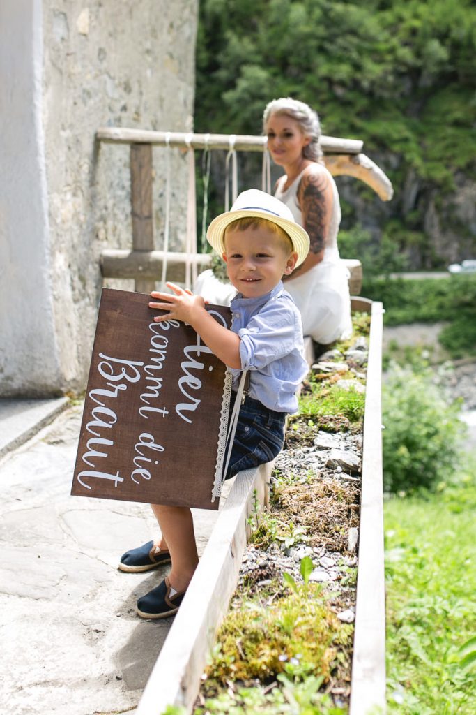 Schild hier kommt die Braut für Kirche