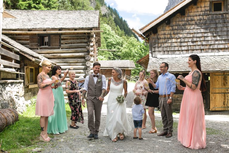 Auszug aus der Kirche mit Weddingwands