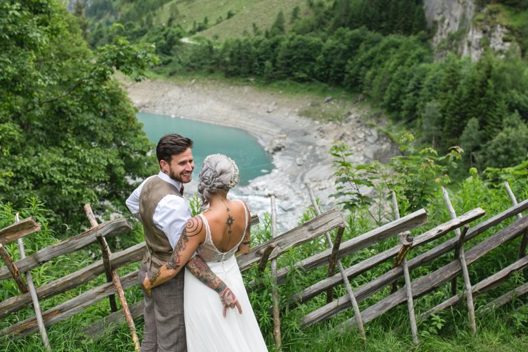 Tättowierte Braut im Brautkleid