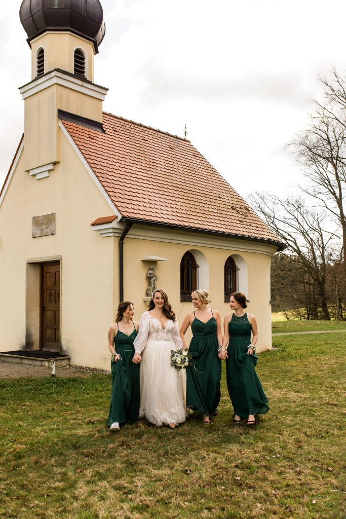 Brautjungfern und Braut bei Fotoshooting im Allgäu