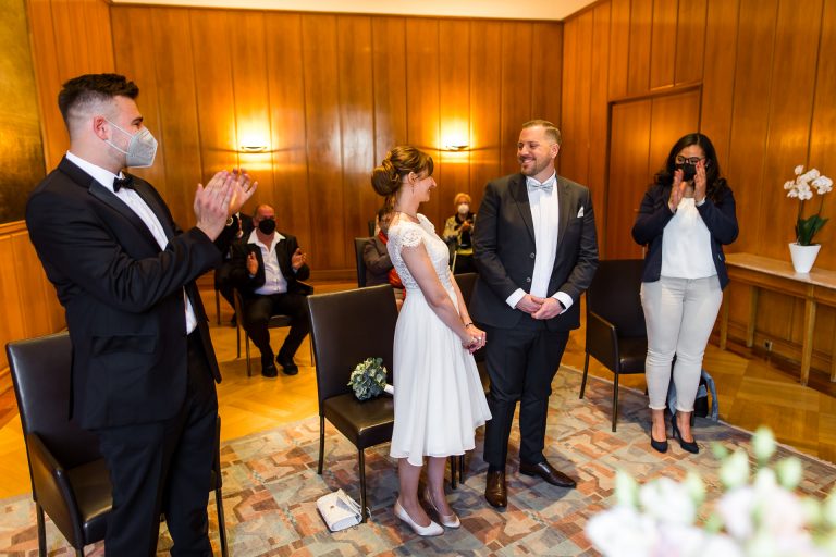 Standesamtliche Hochzeit vor der Skyline in Frankfurt
