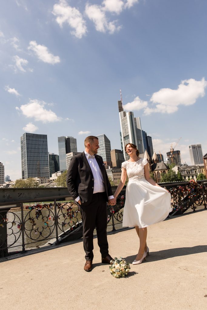 Standesamtliche Hochzeit vor der Skyline in Frankfurt