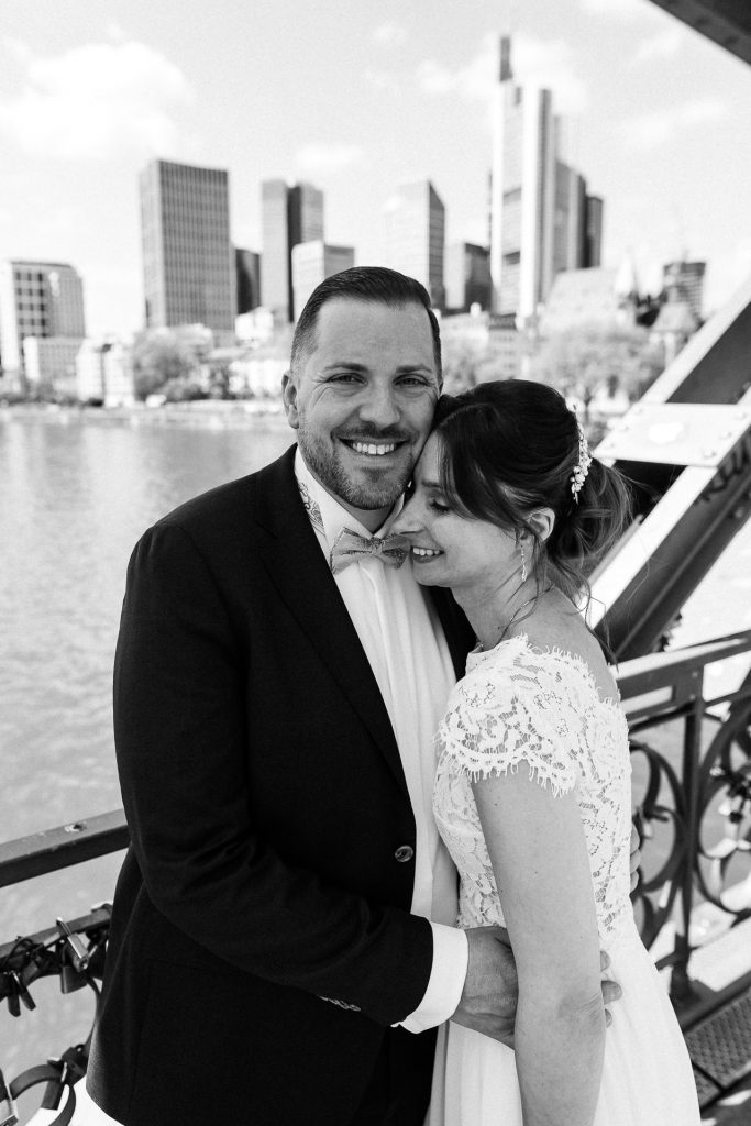 Standesamtliche Hochzeit vor der Skyline in Frankfurt