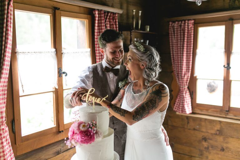 Hochzeitstorte anschneiden: wer hat die Hand oben?