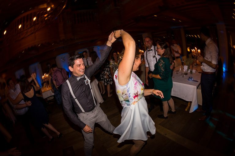 Brautpaar tanzt den Hochzeitstanz