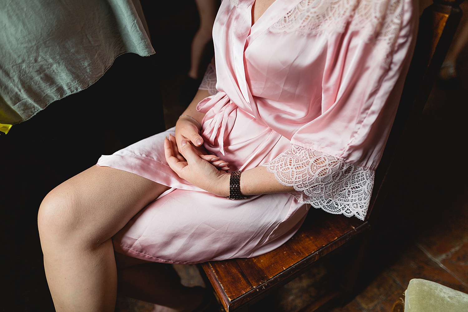 Schöner Spitzenmantel für gettingy Ready am Hochzeitsmorgen