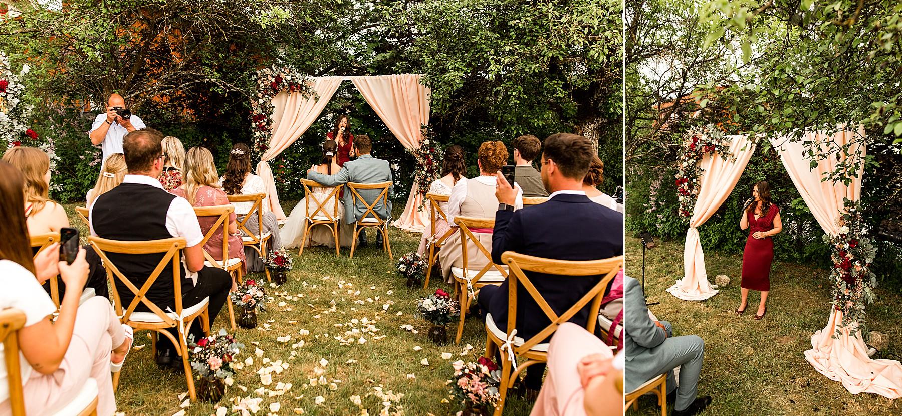 Wunderschöne Hochzeits-Dekoration mit Tafel, Stühlen und Lichterketten