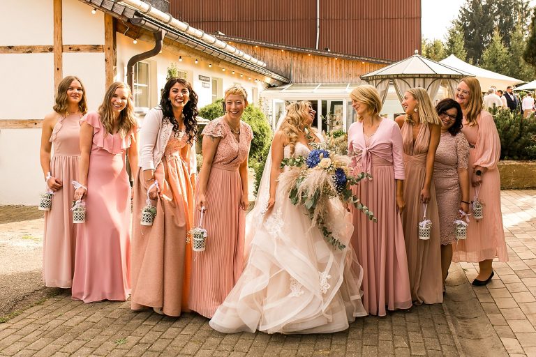 Die Braut und ihre Brautjungfern fotografiert von Hochzeitsfotografin Daniela Knipper