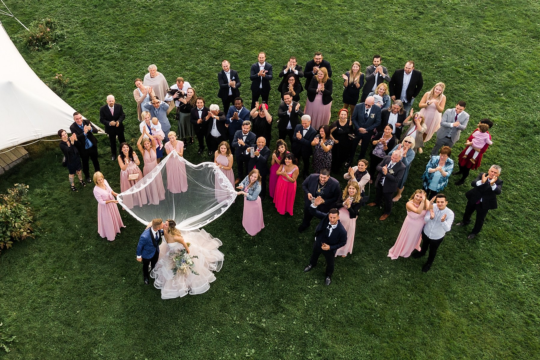 Drohnenfotos bei der Hochzeit mit Gruppenfoto