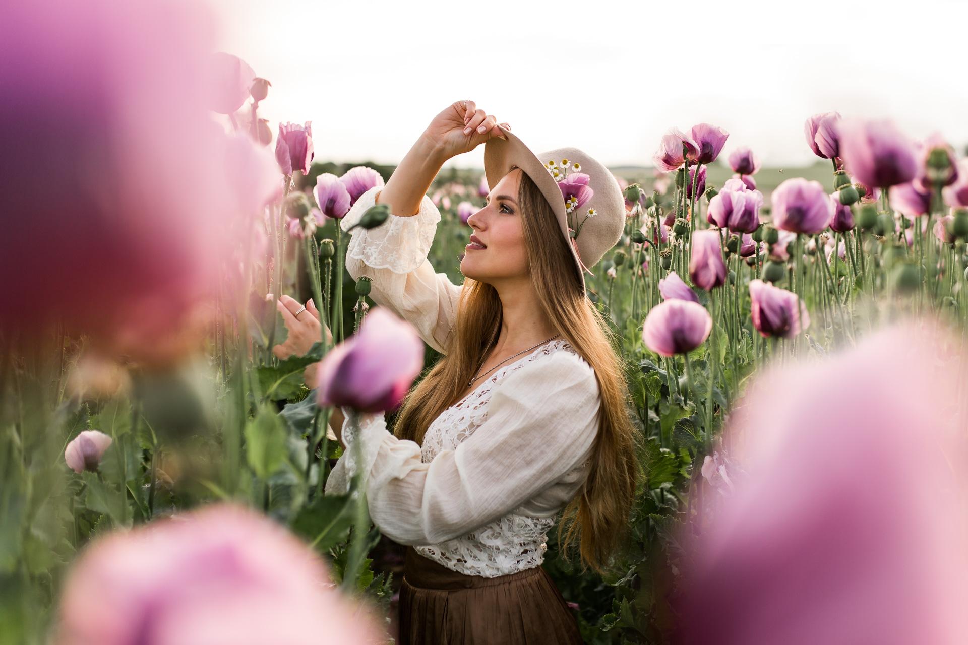 Stylisches Modelshooting in Lila Mohnblüten